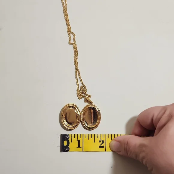 Goldtone Rose Cottagecore Locket Vintage Necklace - Picture 7 of 8
